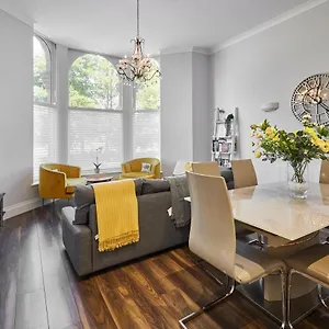Host & - Brooklands Timeless Apartment