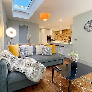 https://seaside-2-bedroom-townhouse-with-patio-sleeps-6.brighton-hotels-england.com